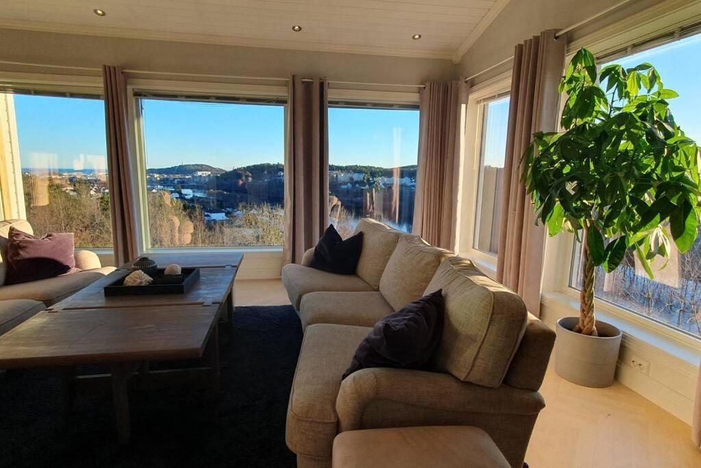 Stor Enebolig Med Oppvarmet Basseng Villa