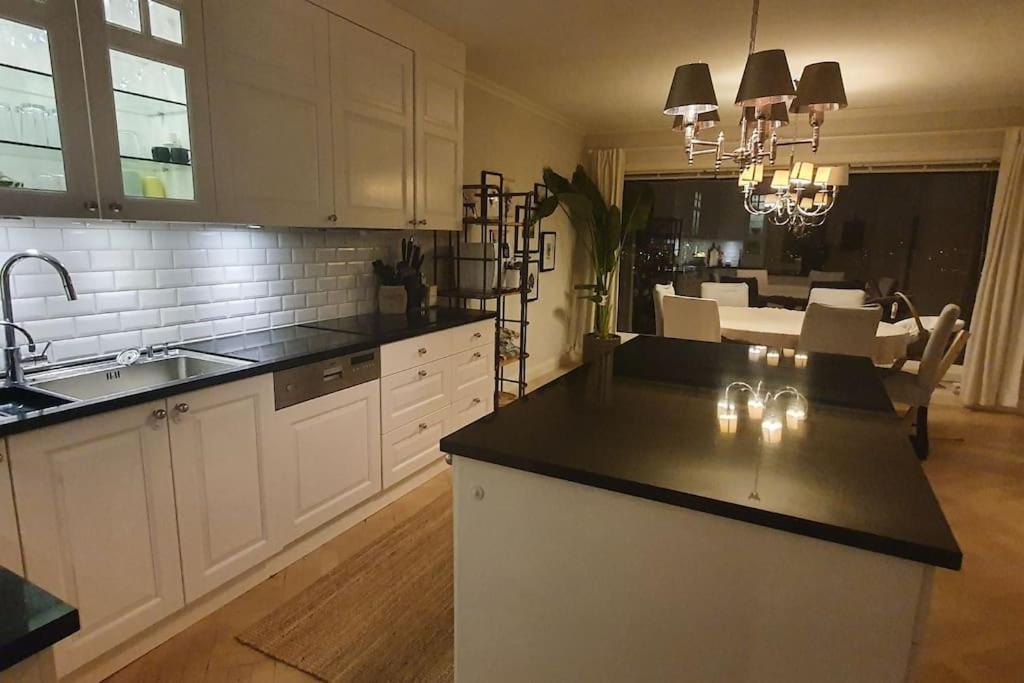 Stor Enebolig Med Oppvarmet Basseng Kristiansand