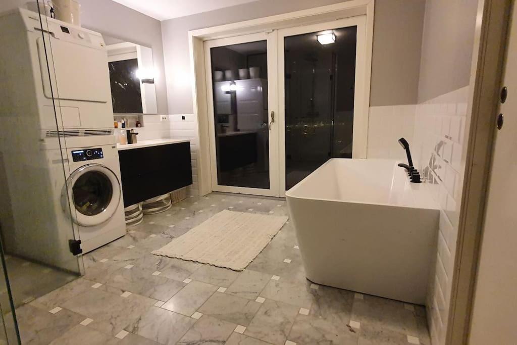Stor Enebolig Med Oppvarmet Basseng Villa